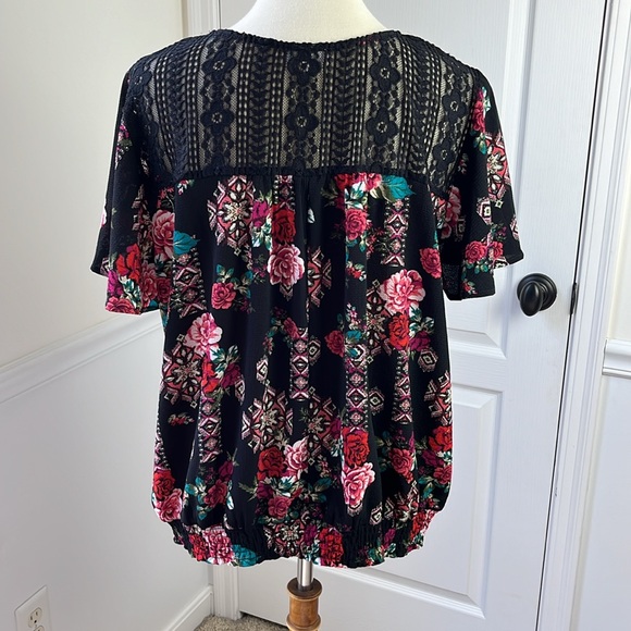 C Floral Blouse with Lace Detailing - Picture 6 of 11